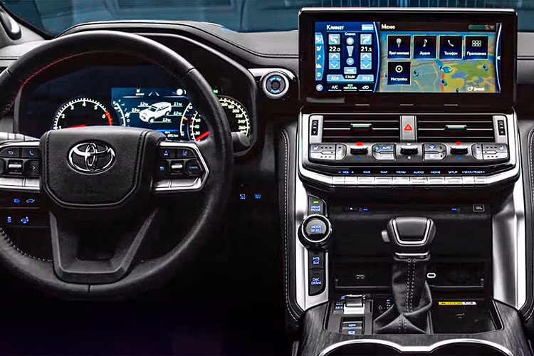 Mặc dù có thể khác biệt về trang bị và trang trí giữa các phiên bản. Tuy nhiên, các phiên bản của Land Cruiser 2022 đều sử dụng động cơ Xăng V6 3.5L tăng áp kép (twin-turbo) cho công suất 409 mã lực và mô-men xoắn cực đại 650Nm. Kết hợp với hộp số tự động 10 cấp mới, dẫn động bốn bánh (4WD) và 3 khoá vi sai.