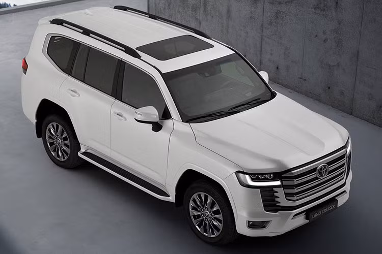 Mới ra mắt, Toyota Land Cruiser 2022 vẫn đang là mẫu SUV hàng “hot” hút khách tại thị trường Trung Đông, nguồn cung hiện tại có hạn (nhập Nhật) chưa đáp ứng đủ cho nhu cầu thị trường giàu có này. Chính vì thế, giá bán thực tế sẽ cao hơn nhiều so với giá bán tham khảo từ đại lý. 