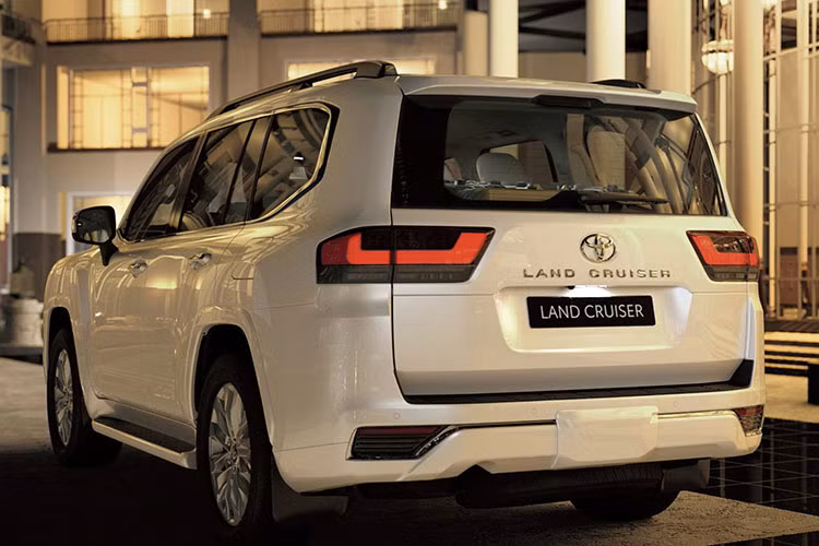 Làm so sánh, mẫu xe SUV Toyota Land Cruiser 2022 có giá từ 1,86 – 2,2 tỷ đồng cao hơn so với Land Cruiser thế hệ cũ (200 Series). Cụ thể, bản tiêu chuẩn EXR V6 4.0L có giá 215.000 AED (1,34 tỷ đồng), bản EXR V8 4.6L có giá 239.900 AED (1,49 tỷ đồng) trong khi bản V8 5.7L VXR “full options” có giá 329.000 AED (2,05 tỷ đồng).