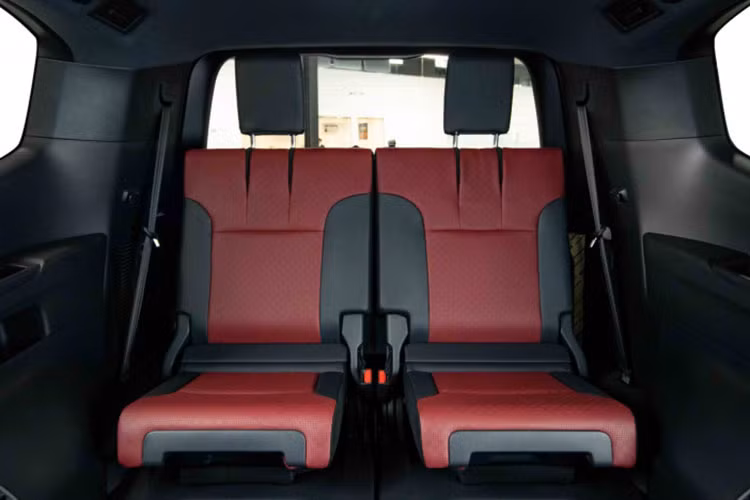 Về nội thất, Land Cruiser 2022 sử dụng cụm đồng hồ hỗ trợ lái kỹ thuật số cỡ lớn kết hợp với đồng hồ analog truyền thống. Bên cạnh đó, hệ thống thông tin giải trí của xe sử dụng màn hình kích thước 12,3 inch đặt nổi trên bảng điều khiển trung tâm, màn hình hỗ trợ Apple CarPlay và Android Auto.