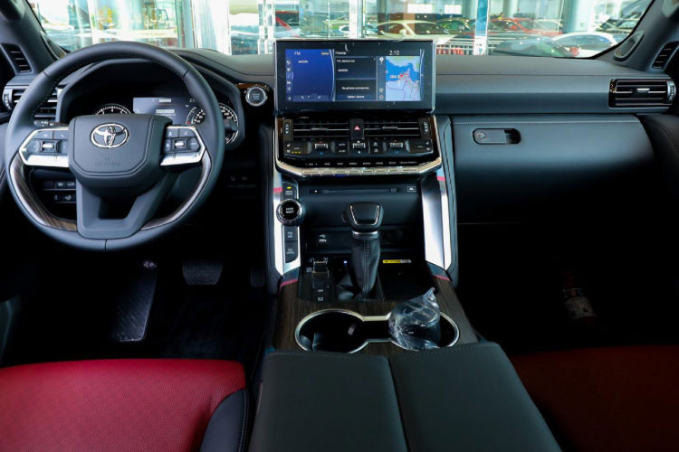 Mặc dù sở hữu cấu hình động cơ dung tích thấp (V6 3.5L twin-turbo) cho tất cả phiên bản, nhưng giá bán của Toyota Land Cruiser 2022 cao hơn nhiều so với thế hệ cũ, máy V6 4.0L cho đến V8 4.6L và 5.7L hút khí tự nhiên.