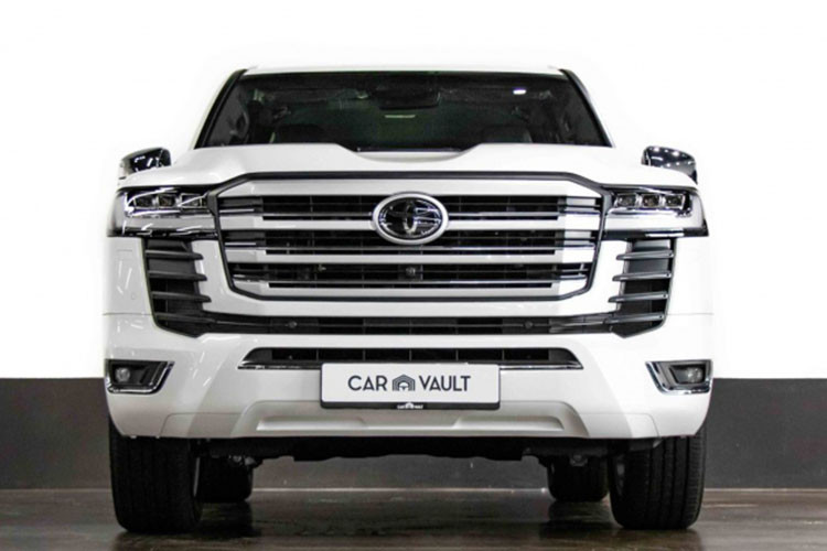 Dự đoán Toyota Land Cruiser 2022 nhập khẩu chính hãng và nhập tư nhân về Việt Nam trong tháng 9 – 10 năm nay sẽ có giá bán không hề rẻ. Dẫu vậy, giá bán sẽ không phải là một vấn đề lớn đối với tệp khách hàng của đoán Toyota Land Cruiser 2022, vốn là những khách hàng có điều kiện kinh tế khá giả, chịu chi “đậm” để sở hữu xe.