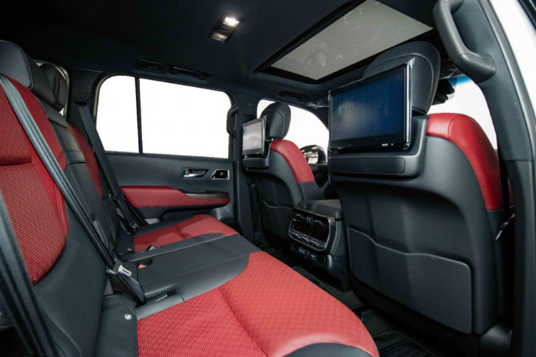 Land Cruiser 2022 sử dụng Hệ thống treo động lực học điện tử (Electronic Kinetic Dynamic Suspension System; E-KDSS), đây là hệ thống treo đầu tiên trên thế giới được Toyota sử dụng trên Land Cruiser 2022. Bên cạnh đó, xe còn hỗ trợ lái vượt địa hình với màn hình hiển thị đa địa hình (Multi-Terrain Monitor) và hệ thống lựa chọn đa địa hình (Multi Terrain Select) Màn hình hiển thị đa địa hình (Multi-Terrain Monitor) hiện đại.