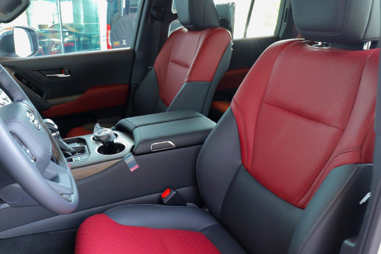 Làm so sánh với động cơ V8 5.7L hút khí tự nhiên trước đó, động cơ V6 3.5L twin-turbo mới mang công suất 409 mã lực + 650Nm, mạnh hơn gần 30 mã lực so với cấu hình động cơ V8, trong khi mô-men xoắn tăng thêm 108Nm (80 lb-ft). Nhờ đó, xe sẽ nhiều sức kéo hơn ở vòng tua thấp, tăng khả năng vượt địa hình đồng thời giúp tiết kiệm nhiên liệu.