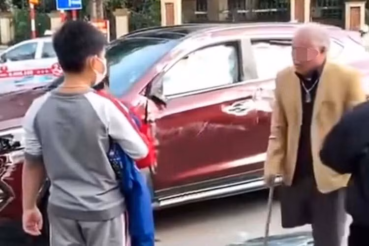 Nguoi dan ong cut chan lai Hyundai Tucson gay tai nan o Bac Ninh