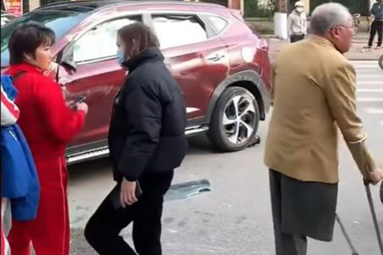 Nguoi dan ong cut chan lai Hyundai Tucson gay tai nan o Bac Ninh-Hinh-2