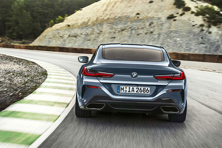 Phần đèn hậu của BMW 8-Series tuy vẫn sử dụng thiết kế chữ L nhưng được kéo dài hơn, thanh mảnh và trông thể thao hơn. Phía dưới gầm xe, hệ thống ống xả hình thang của mẫu xe mới cũng đã được mở rộng hơn.