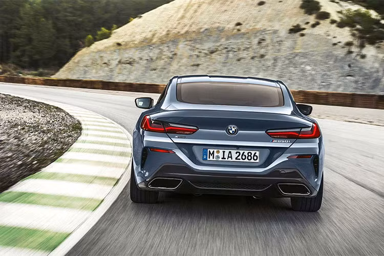 Phần đèn hậu của BMW 8-Series tuy vẫn sử dụng thiết kế chữ L nhưng được kéo dài hơn, thanh mảnh và trông thể thao hơn. Phía dưới gầm xe, hệ thống ống xả hình thang của mẫu xe mới cũng đã được mở rộng hơn.
