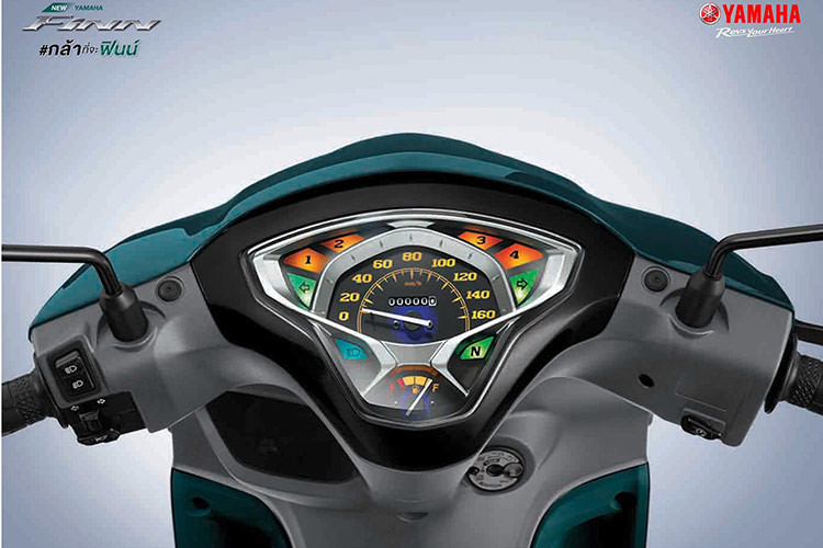 Ở phiên bản nâng cấp này, xe vẫn dùng đèn pha halogen, đồng hồ analog với giao diện trực quan dễ quan sát, đồng thời chìa khóa sử dụng vẫn là loại khóa cơ thông thường.