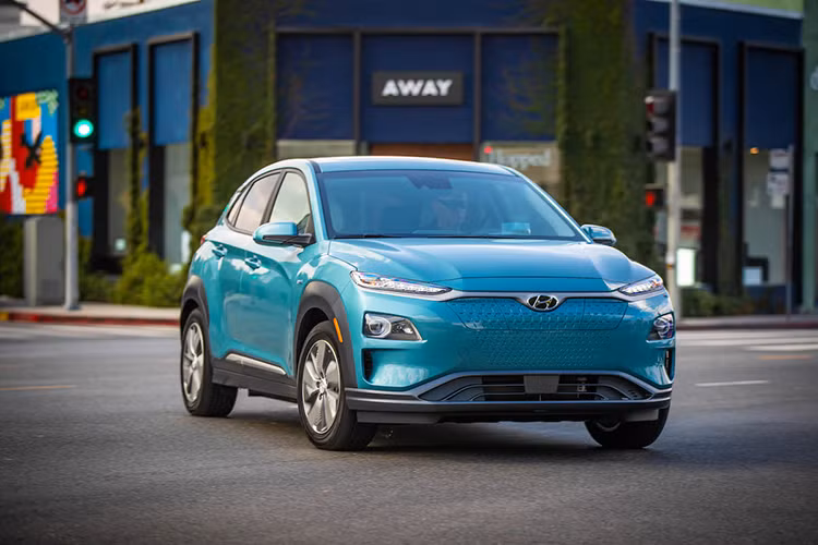 Mẫu crossover điện cỡ nhỏ đầu tiên của Hyundai dành cho thị trường Mỹ được xây dựng trên nền tảng CUV hoàn toàn mới giống như Kona phiên bản sử dụng động cơ đốt trong. Tổng thể, Hyundai Kona Electric sở hữu thiết kế thể thao và năng động của crossover với kích thước dài – rộng – cao lần lượt là 4.165 x 1.800 x 1.565 (mm).