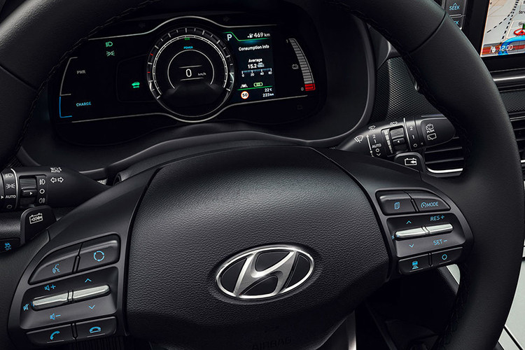 Màn hình trung tâm của xe có kích thước 8 inch, hệ thống định vị GPS, dàn âm thanh cao cấp 8 loa của Krell, sạc không dây khá giống với phiên bản chạy xăng là những trang bị tiêu chuẩn trên Kona Electric.