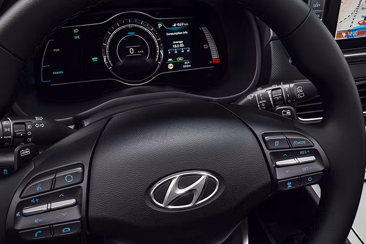 Màn hình trung tâm của xe có kích thước 8 inch, hệ thống định vị GPS, dàn âm thanh cao cấp 8 loa của Krell, sạc không dây khá giống với phiên bản chạy xăng là những trang bị tiêu chuẩn trên Kona Electric.