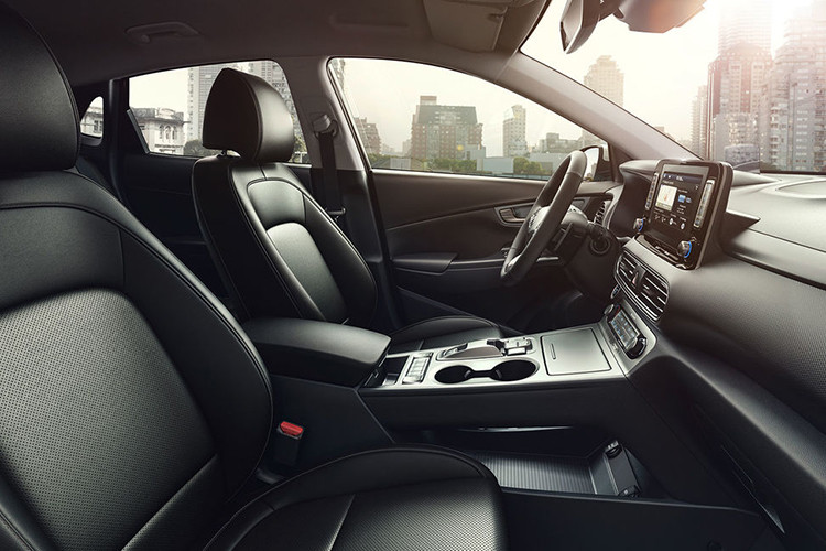 Kona Electric sở hữu gói an toàn Hyundai SmartSense với các tính năng: camera lùi, cảm biến lùi, cân bằng điện tử, chống bó cứng phanh ABS, phân bổ lực phanh điện tử, hỗ trợ khởi hành ngang dốc. Bên cạnh đó, Hyundai còn trang bị cho Kona thêm tính năng hỗ trợ phanh khẩn cấp, hỗ trợ khởi hành xuống dốc và cảnh báo điểm mù.