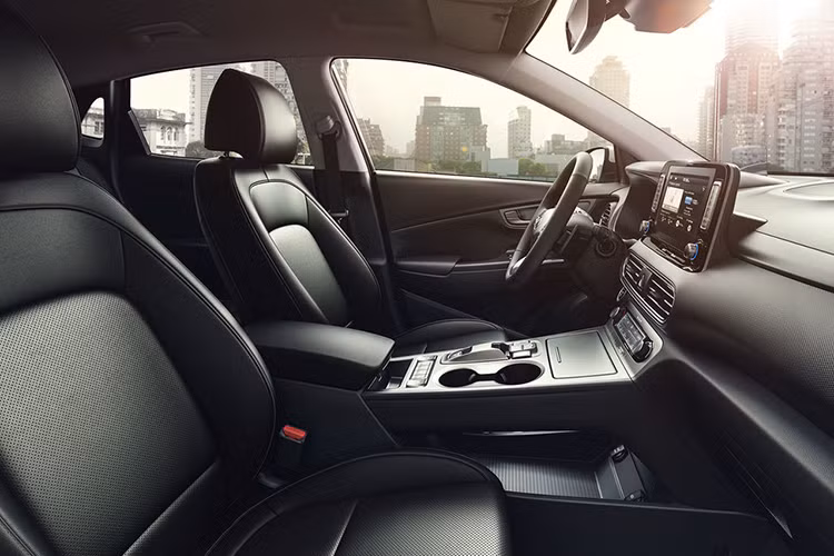 Kona Electric sở hữu gói an toàn Hyundai SmartSense với các tính năng: camera lùi, cảm biến lùi, cân bằng điện tử, chống bó cứng phanh ABS, phân bổ lực phanh điện tử, hỗ trợ khởi hành ngang dốc. Bên cạnh đó, Hyundai còn trang bị cho Kona thêm tính năng hỗ trợ phanh khẩn cấp, hỗ trợ khởi hành xuống dốc và cảnh báo điểm mù.