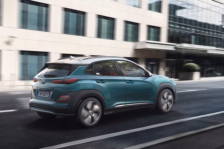 Với bộ sạc cấp độ 2 có công suất 7,2 kW, mẫu xe điện mới này của Hyundai chỉ mất khoảng 9 giờ 35 phút để sạc đầy khối pin. Bộ sạc nhanh Cấp độ 3 giúp khối pin được sạc 80% trong thời gian chỉ 54 phút.