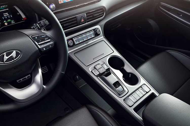 Crosover Hyundai Kona 2019 chạy điện mới sẽ được trang bị khối pin lithium-ion 64 kWh với mật độ cao 141,3 Wh/kg. Khối pin này cung cấp năng lượng cho động cơ có công suất 201 mã lực và mô-men xoắn 394 Nm, giúp Kona Electric tăng tốc 0-100 km/h trong 7,2 giây.