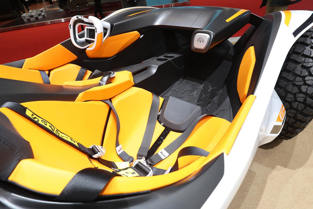 Kiểu dáng độc đáo vẫn tiếp tục trong cabin khi chiếc xe có ghế ngồi Sabelt, bảng điều khiển "nổi" và một tay lái lớn. Xe còn cho phép kết nối với smartphone, có thể cài đặt trình điều khiển để được sử dụng như một cụm thiết bị.