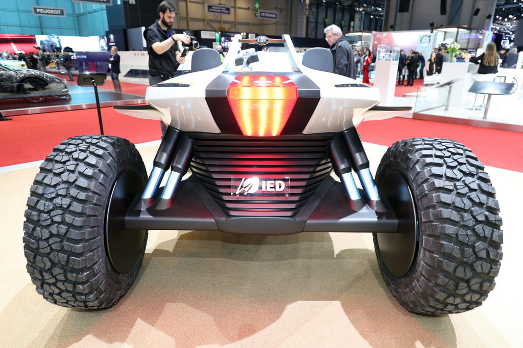 Nhà sản xuất ôtô Hyundai đã không nói nhiều về chiếc concept này nhưng đây là một mẫu xe tương lai, có không gian rộng mở, đèn pha LED, thân xe năng động và đèn hậu cực lớn. Chiếc xe cũng có hệ thống treo khổng lồ và bánh xe OZ Racing to lớn với lốp xe off-road.