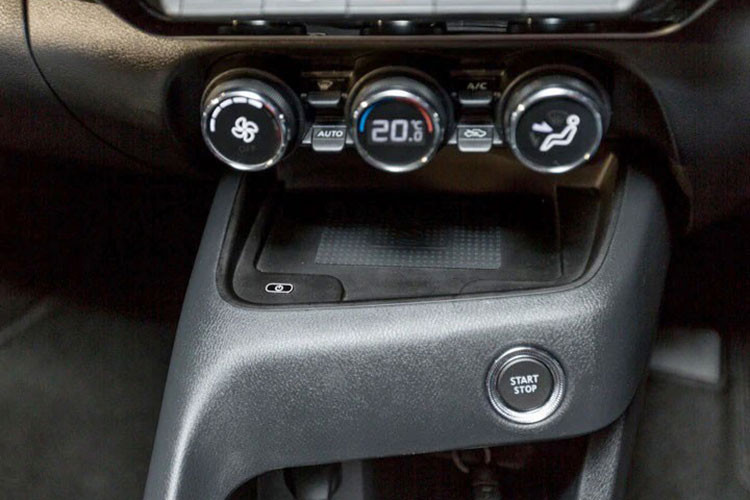 Các trang bị khác như màn hình màu đa thông tin TFT 7 inch trong bảng đồng hồ, tính năng ra lệnh bằng giọng nói, camera 360 độ, hệ thống cảnh báo áp suất lốp, nút bấm khởi động máy và hệ thống kiểm soát hành trình.