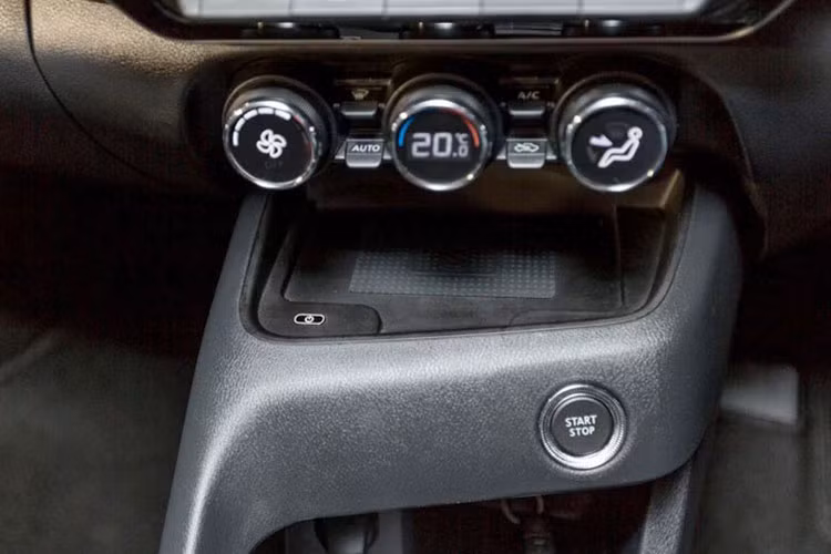 Các trang bị khác như màn hình màu đa thông tin TFT 7 inch trong bảng đồng hồ, tính năng ra lệnh bằng giọng nói, camera 360 độ, hệ thống cảnh báo áp suất lốp, nút bấm khởi động máy và hệ thống kiểm soát hành trình.