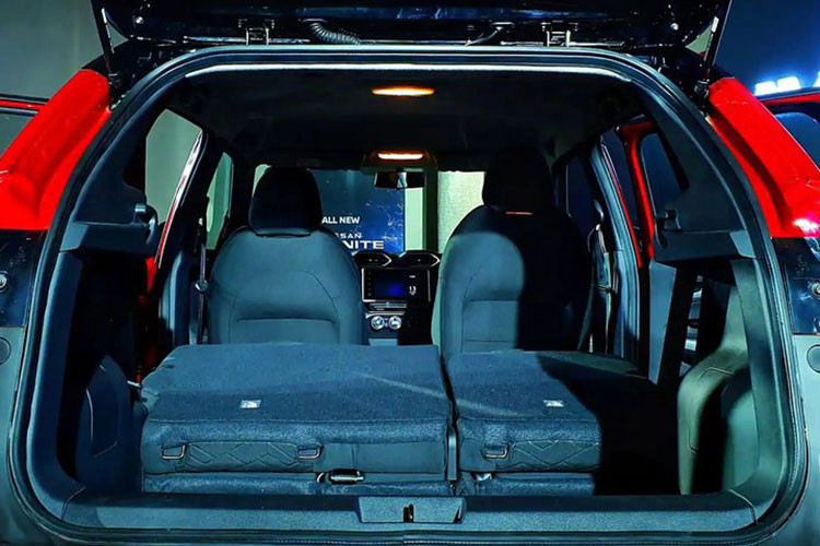 Thứ hai là động cơ xăng 3 xi-lanh, tăng áp, dung tích 1.0L với công suất tối đa 95 mã lực, mô-men xoắn cực đại 160 Nm và lượng nhiên liệu tiêu thụ trung bình 20 km/lít (5 lít/100 km) nếu đồng hành cùng hộp số sàn 5 cấp. Nếu đi với hộp số CVT, động cơ này có mô-men xoắn cực đại 152 Nm và tiêu thụ lượng xăng trung bình 17,7 km/lít (5,6 lít/100 km).