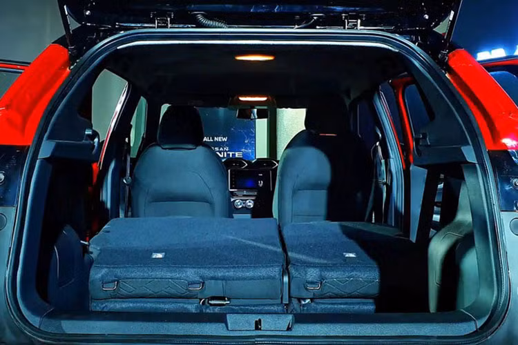 Thứ hai là động cơ xăng 3 xi-lanh, tăng áp, dung tích 1.0L với công suất tối đa 95 mã lực, mô-men xoắn cực đại 160 Nm và lượng nhiên liệu tiêu thụ trung bình 20 km/lít (5 lít/100 km) nếu đồng hành cùng hộp số sàn 5 cấp. Nếu đi với hộp số CVT, động cơ này có mô-men xoắn cực đại 152 Nm và tiêu thụ lượng xăng trung bình 17,7 km/lít (5,6 lít/100 km).