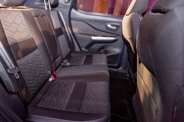 Nằm bên dưới nắp ca-pô của Nissan Magnite là 2 tùy chọn động cơ xăng. Đầu tiên là động cơ 3 xi-lanh, hút khí tự nhiên, dung tích 1.0L, tạo ra công suất tối đa 72 mã lực và mô-men xoắn cực đại 96 Nm. Kết hợp với hộp số sàn 5 cấp, động cơ tiêu thụ lượng xăng trung bình 18,75 km/lít (5,3 lít/100 km).