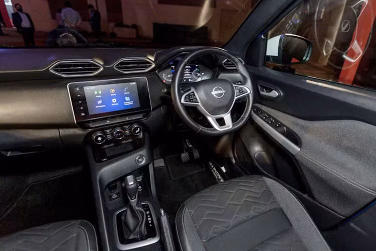 Ở bản cao cấp, Nissan Magnite đi kèm màn hình thông tin giải trí dạng cảm ứng 8 inch, hỗ trợ kết nối không dây với điện thoại thông minh qua Apple CarPlay/Android Auto,...