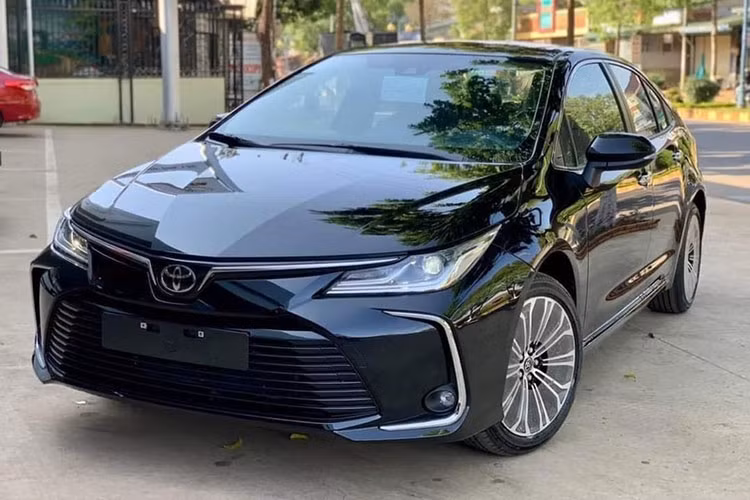 Toyota Corolla Altis 1.8G 2022 sở hữu khối động cơ xăng dung tích 1.8L, sản sinh công suất tối đa 138 mã lực tại tốc độ tua máy 6.000 vòng/phút, mô-men xoắn cực đại tại tốc độ tua máy 172 Nm tại 4.000 vòng/phút. Toàn bộ sức mạnh được chuyển tới hộp số tự động vô cấp CVT trước khi phân bổ 2 bánh xe kèm 3 chế độ lái.
