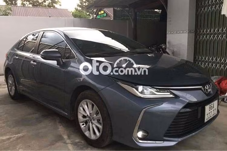 Hiện tại, chiếc xe Toyota Corolla Altis biển 222.22 tiếp tục xuất hiện trên sàn xe cũ với giá chào bán chỉ 1,7 tỷ đồng, giảm 500 triệu đồng so với lần rao bán đầu tiên. Theo thông tin do người bán cung cấp, chiếc xe thuộc phiên bản 1.8G, đời 2022.