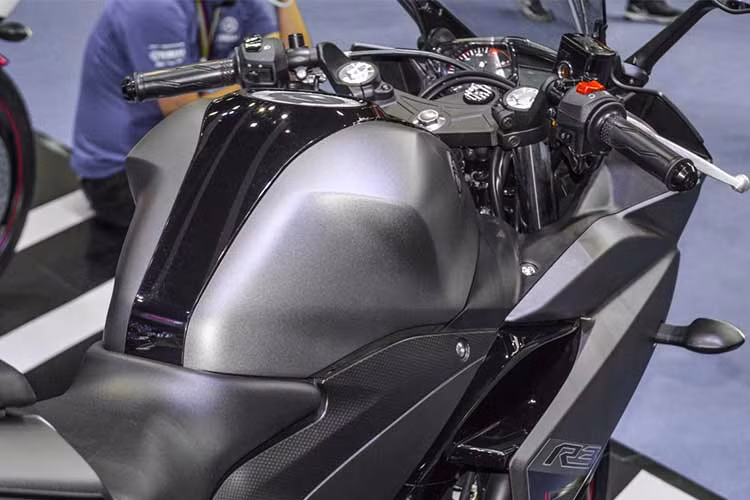 Với trọng lượng nhẹ và kích thước khá nhỏ gọn, R3 tỏ ra khá năng động. Bình xăng của xe có dung tích 14 lít, mang đạm phong cách sportbike. Cũng giống như phiên bản cũ, xe vẫn sử dụng bộ khung nhẹ dạng kim cương với độ vững chắc cao, trọng lượng ướt chỉ khoảng 166 kg.
