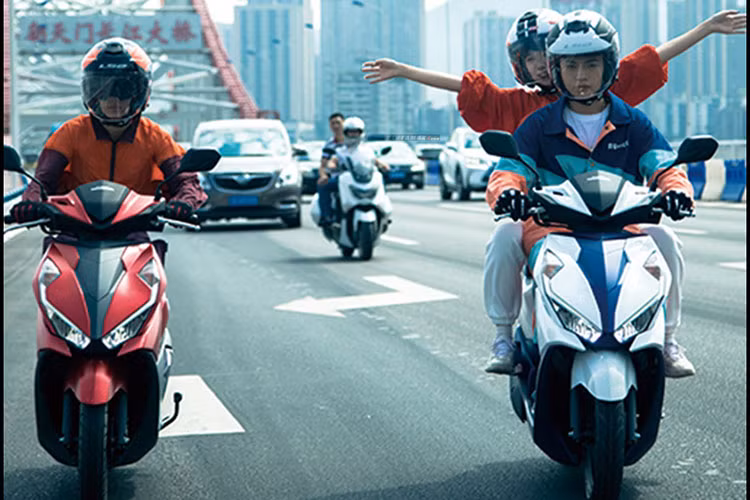 Tại Trung Quốc, giá xe Honda NX125 được công bố ở mức 9.580 NDT, tương đương với khoảng 33,6 triệu đồng. Với thiết kế, trang bị và mức giá như trên, Honda NX125 sẽ sẽ đối thủ của các mẫu xe như Yamaha FreeGo và Suzuki Address 125.