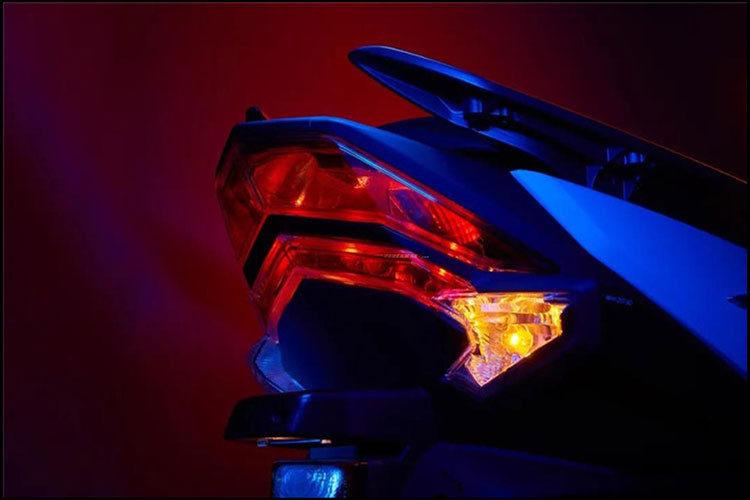 Honda NX125 gây ấn tượng với cụm đèn pha đôi dạng LED có tạo hình mạnh mẽ, cùng với đó là dải đèn LED định vị chạy dọc heo viền trên của đèn pha, phía sau là đèn hậu 2 tầng. Bảng đồng hồ của xe là màn hình kỹ thuật số LCX đơn sắc, cổng sạc USB cho thiết bị di động, cốp có thể chứa mũ bảo hiểm 3/4.