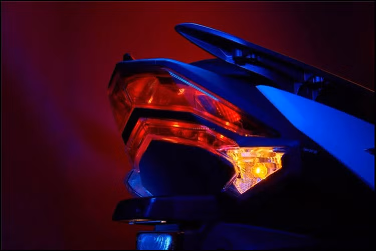 Honda NX125 gây ấn tượng với cụm đèn pha đôi dạng LED có tạo hình mạnh mẽ, cùng với đó là dải đèn LED định vị chạy dọc heo viền trên của đèn pha, phía sau là đèn hậu 2 tầng. Bảng đồng hồ của xe là màn hình kỹ thuật số LCX đơn sắc, cổng sạc USB cho thiết bị di động, cốp có thể chứa mũ bảo hiểm 3/4.