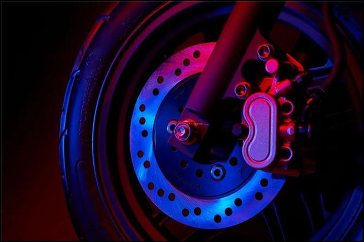 Các trang bị tiêu chuẩn khác của xe có thể kể đến ổ khóa cơ, phuộc ống lồng trước và giảm xóc đơn sau, vành đúc 12 inch, phanh đĩa trước và phanh tang trống sau đi kèm hệ thống phanh kết hợp CBS.