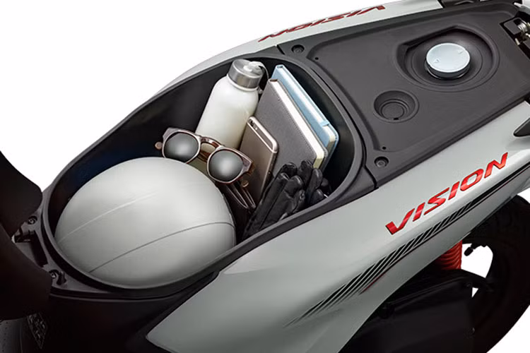 Bên cạnh đó, đèn hiển thị xi-nhan trên mặt đồng hồ đã được cải tiến với bố trí tách rời 2 bên, mang lại khả năng quan sát dễ dàng hơn cho người lái. 