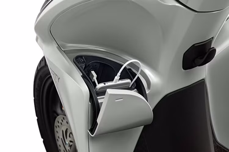 Cụm đèn trước được thiết kế với thấu kính xám khói độc đáo, gây chú ý cho người nhìn. Honda Vision vẫn sở hữu mặt đồng hồ với màn hình hiển thị LED hiện đại, hệ thống ngắt động cơ tạm thời (Idling Stop) giúp tiết kiệm nhiên liệu và giảm tiếng ồn.