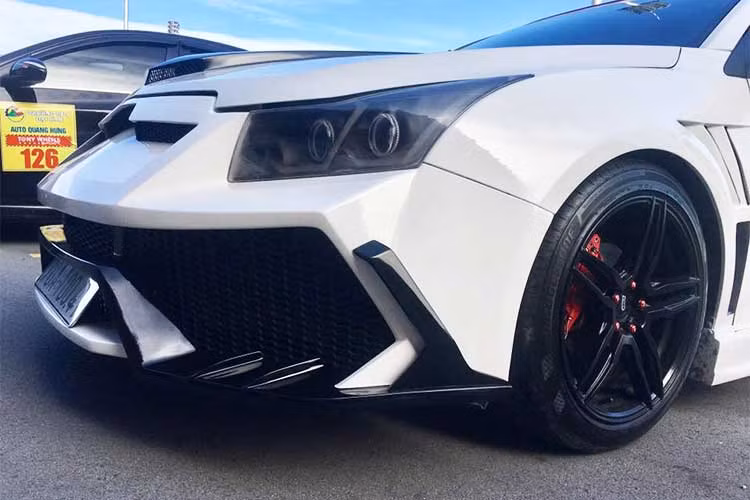 Các bộ phận độ khác hiện vẫn được giữ nguyên như bản cũ, gồm cánh gió lớn, vành ADV.1 kích thước 18 inch và nắp ca-pô độ thêm hốc gió… Nội thất của được xe bọc da đen/đỏ tương phản kết hợp cùng ốp sơn carbon.