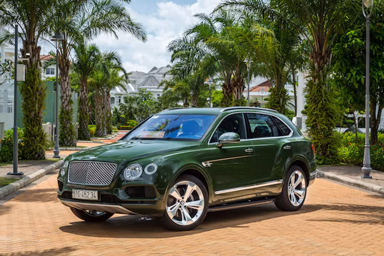 Chiếc siêu SUV Bentley Bentayga vừa được giao tới khách hàng Việt Nam có nước sơn xanh lá cây (British Racing Green 4) độc nhất vô nhị. Đây được coi là bản cá nhân hóa đầu tiên trên SUV siêu sang tại Việt Nam. Theo Bentley Hà Nội cũng khẳng định, màu sơn này được đặt hàng riêng và duy nhất tại thị trường Việt Nam tính đến thời điểm này.