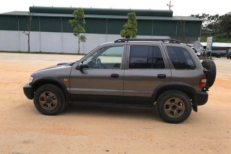 Tuy nhiên việc bắt gặp một chiếc Kia Sportage đời đầu là điều không hề dễ dàng. Chiếc Sportage trong bài được sản xuất năm 2000 và sử dụng động cơ dầu, hiện đang được chủ xe rao bán chỉ hơn 200 triệu đồng.