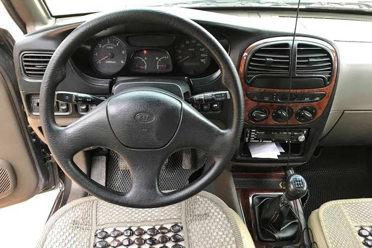 Kia cung cấp nhiều lựa chọn động cơ xăng và dầu cho Sportage thế hệ đầu tuỳ vào từng thị trường. Các động cơ xăng chủ yếu được hợp tác với Mazda có dung tích 2.0L, công suất 128 mã lực và 82 mã lực tuỳ phiên bản. Trong khi đó, chiếc Sportage 2000 tại Việt Nam sử dụng máy dầu diesel 2.0L do chính Kia phát triển.