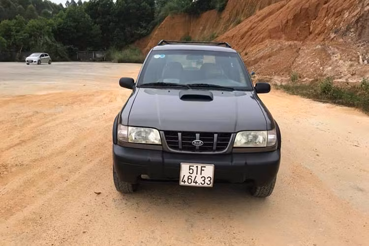 Kiểu dáng của mẫu Sportage thế hệ thứ nhất được sản xuất từ năm 2000 này vẫn mang đậm chất SUV kiểu offroad, chứ không phải điệu đà nhiều nét uốn lượn như các mẫu xe thế hệ mới hiện tại.