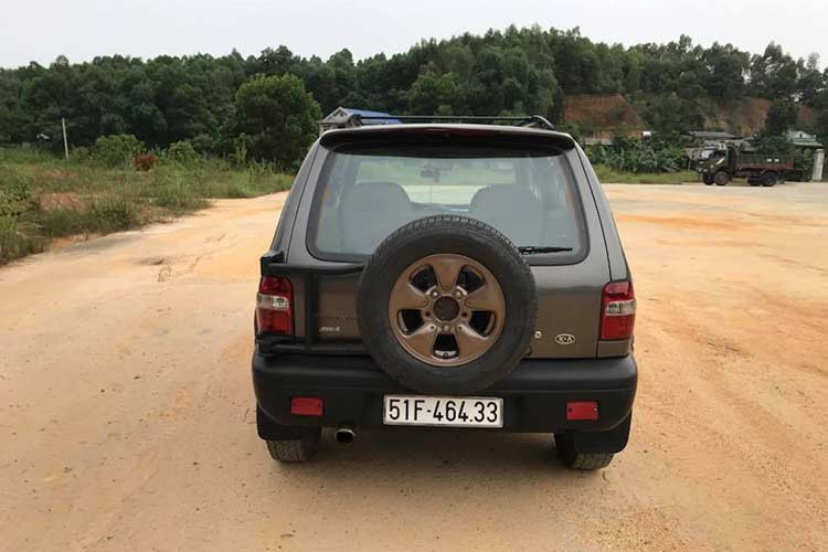 Thế hệ đầu tiên của Kia Sportage được khai sinh vào năm 1993 và kéo dài đến tận năm 2005 mới bước sang thế hệ thứ hai. Trong khi đó chiếc Sportage đời mới nhất hiện tại đã là thế hệ thứ 4. Kích thước xe khá nhỏ gọn với chiều dài 4.030 mm, rộng 4.245 mm và cao 4.440 mm, trong khi đó trục cơ sở của xe chỉ dài 2.360 mm.