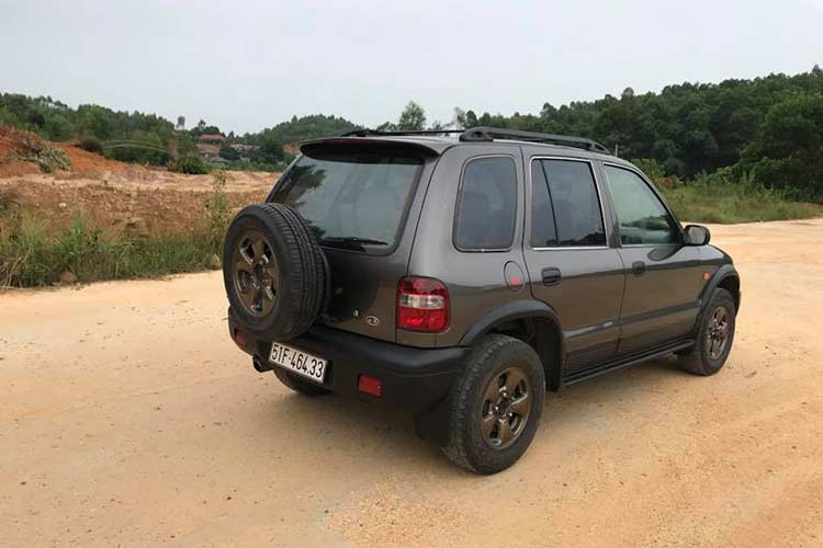 Kia Sportage đời đầu còn được chia ra hai biến thể 3 cửa và 5 cửa tuỳ vào từng thị trường khác nhau, được bán chủ yếu ở Hàn Quốc, Đức và Nga. Một số thị trường khác bán ra Sportage với số lượng nhỏ giọt như Đài Loan, Mỹ và một số nước Châu Âu.