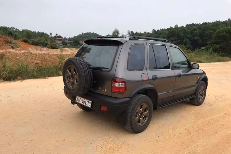 Kia Sportage đời đầu còn được chia ra hai biến thể 3 cửa và 5 cửa tuỳ vào từng thị trường khác nhau, được bán chủ yếu ở Hàn Quốc, Đức và Nga. Một số thị trường khác bán ra Sportage với số lượng nhỏ giọt như Đài Loan, Mỹ và một số nước Châu Âu.