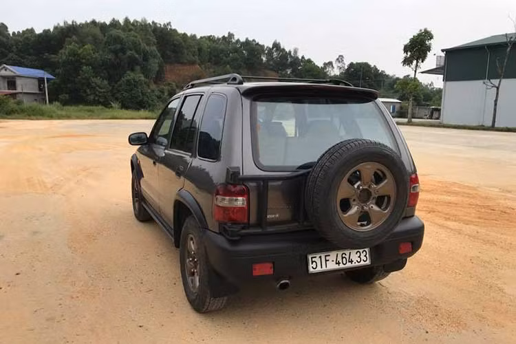 với nhiều tín đồ đam mê xe ôtô của hãng Kia, chiếc xe cũng được trang bị hệ dẫn động 4 bánh, cộng với kiểu dáng nhỏ gọn và trục cơ sở ngắn giúp cho Sportage 2000 trở thành một mẫu xe lý tưởng cho thú chơi offroad. 