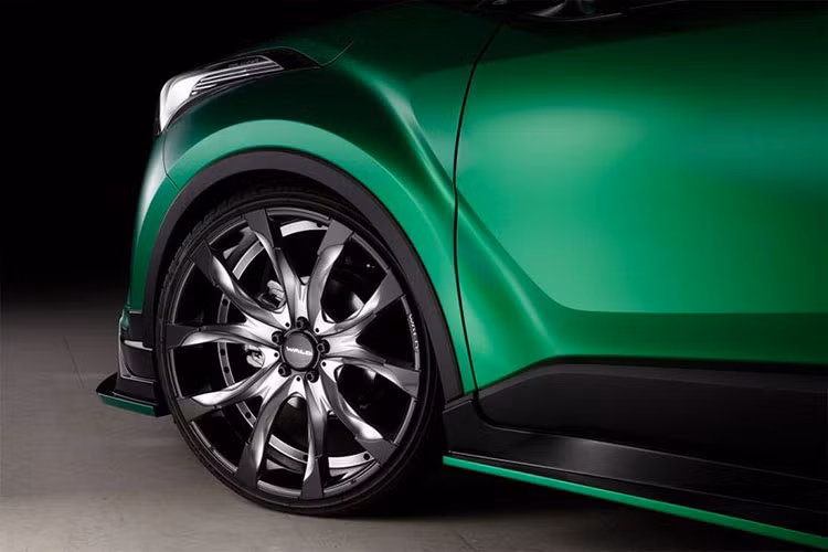 Bản nâng cấp của xe sẽ vẫn giữ nguyên hệ thống truyền động của C-HR. Tuy nhiên mẫu crossover trong bài viết này sẽ được trang bị thêm hệ thống phanh được nâng cấp với đĩa 6 mm, đường kính 380 mm.