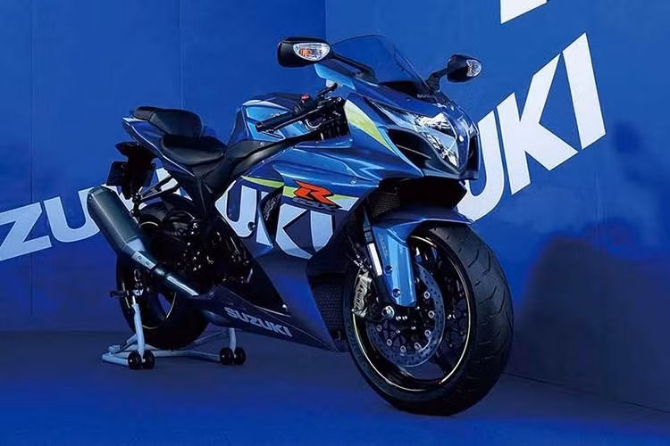 Tại Châu Âu, dù được mang trên mình lớp áo xanh trắng đặc trưng và có ống xả Yoshimura là trang bị tiêu chuẩn nhưng GSX-R1000 bản đặc biệt chỉ có giá 14.990 Euro, đắt hơn bản tiêu chuẩn 390 USD.