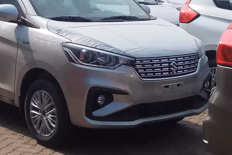 Như đã đưa tin trước đó, hãng xe Nhật Bản đã có kế hoạch đưa mẫu xe Suzuki Ertiga 2019 về Việt Nam để cạnh tranh cùng Mitsusbishi Xpander ở phân khúc MPV giá rẻ. Mới đây, hình ảnh lô xe Suzuki Ertiga 2019 nhập khẩu cũng đã xuất hiện tại cảng hải quan Việt Nam ám chỉ ngày ra mắt của mẫu ôtô này không còn xa.