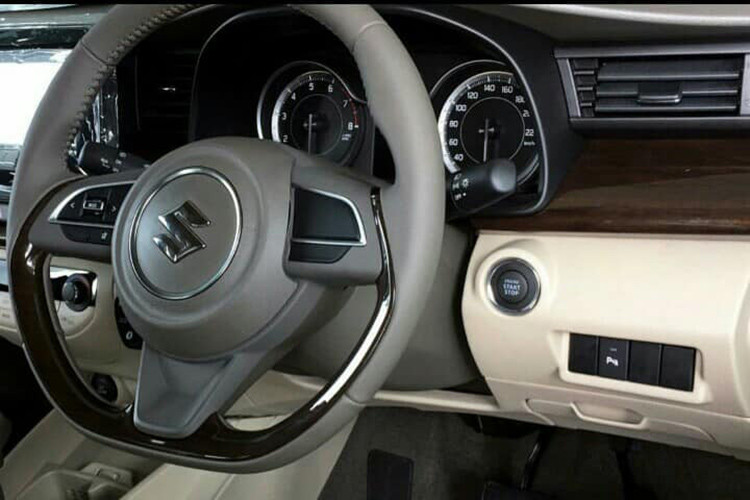 Bên trong nội thất của xe, bảng táp-lô được thiết kế với các đường kẻ ngang và hệ thống giải trí thông tin nổi. Vô-lăng 3 chấu kế thừa từ mẫu Swift mới, hai ghế trước được thiết kế với hai tông màu be và nâu. Ngoài ra, các trang bị nổi bật khác như; cổng sạc 12V cho ghế trước/sau, đầu cắm USB và audio, 4 loa và cảm biến lùi...